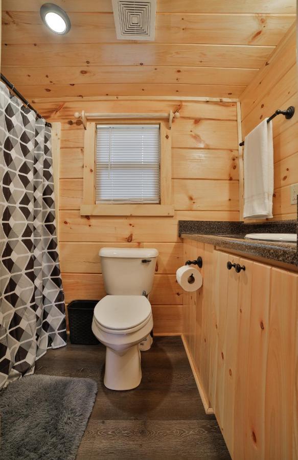 Thomas Cabin Forest Tiny Cabin With Hot Tub Chattanooga Eksteriør bilde
