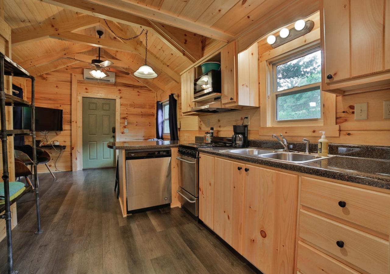 Thomas Cabin Forest Tiny Cabin With Hot Tub Chattanooga Eksteriør bilde